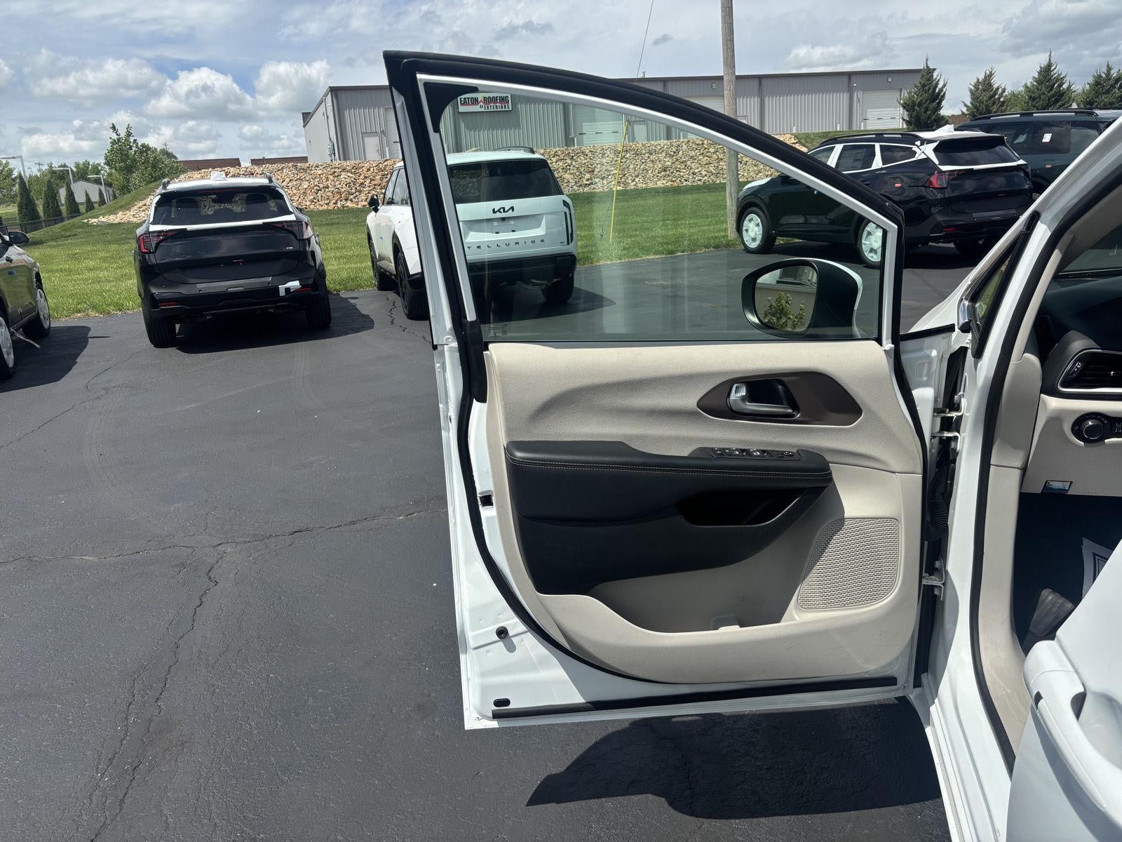 2023 Chrysler Voyager LX