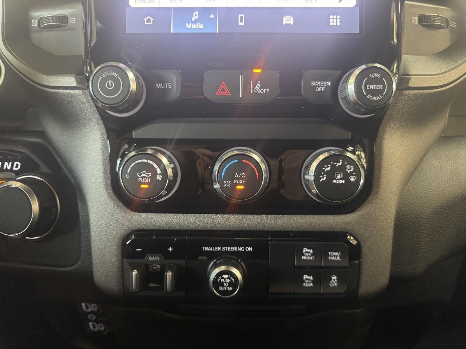 2026 RAM 1500 Express Crew Cab 4x4 6'4' Box