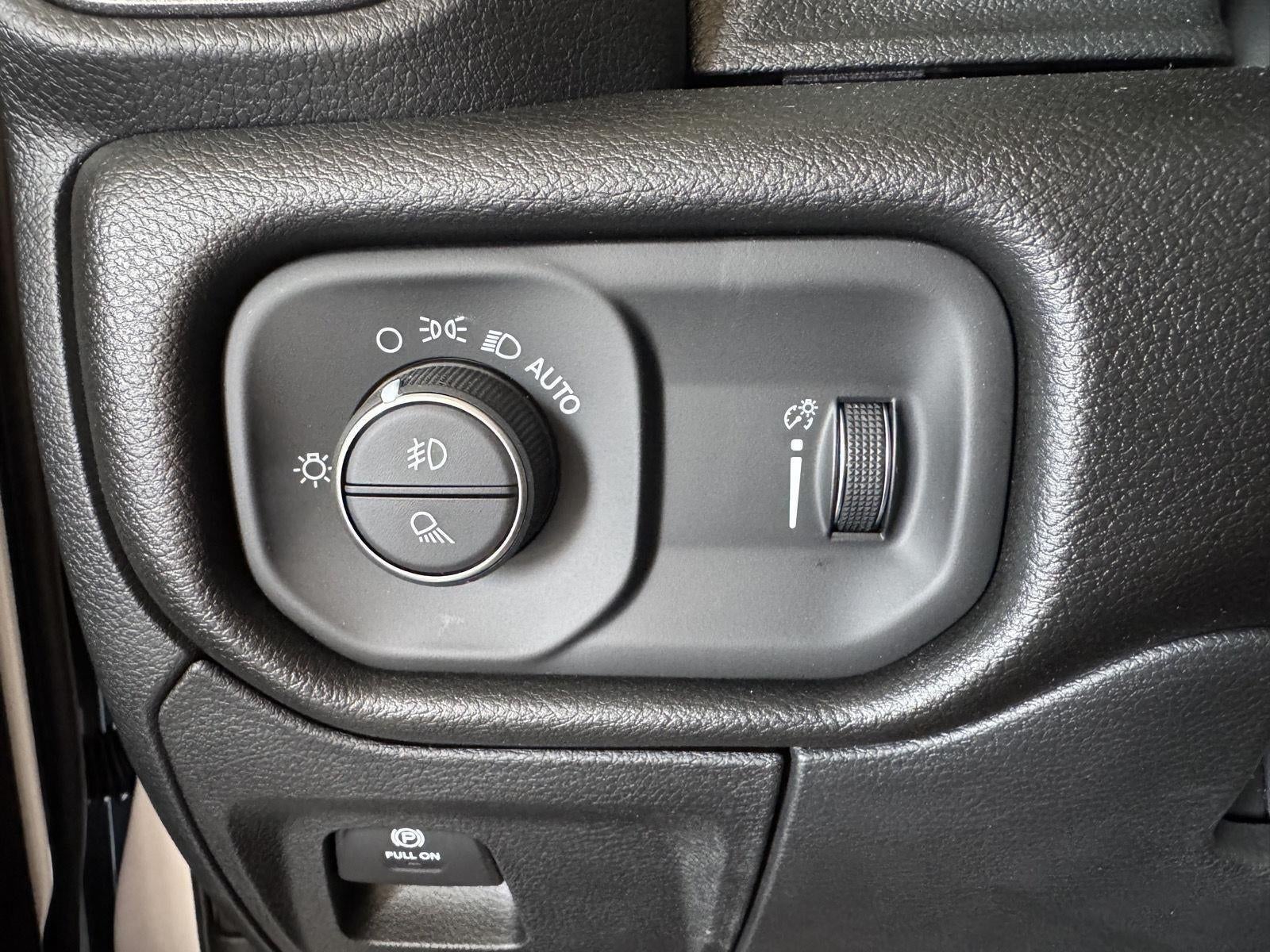 2026 RAM 1500 Express Crew Cab 4x4 6'4' Box