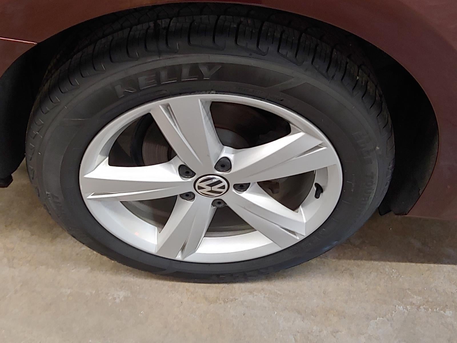 2012 Volkswagen Passat SE w/Sunroof & Nav PZEV