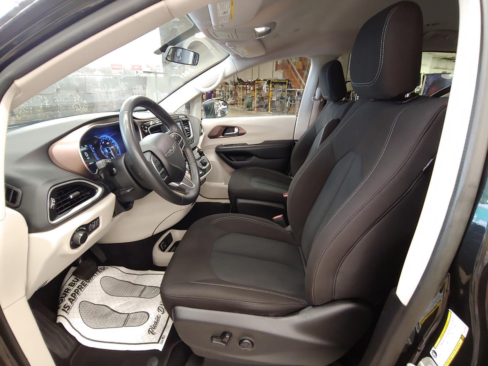 2022 Chrysler Voyager LX
