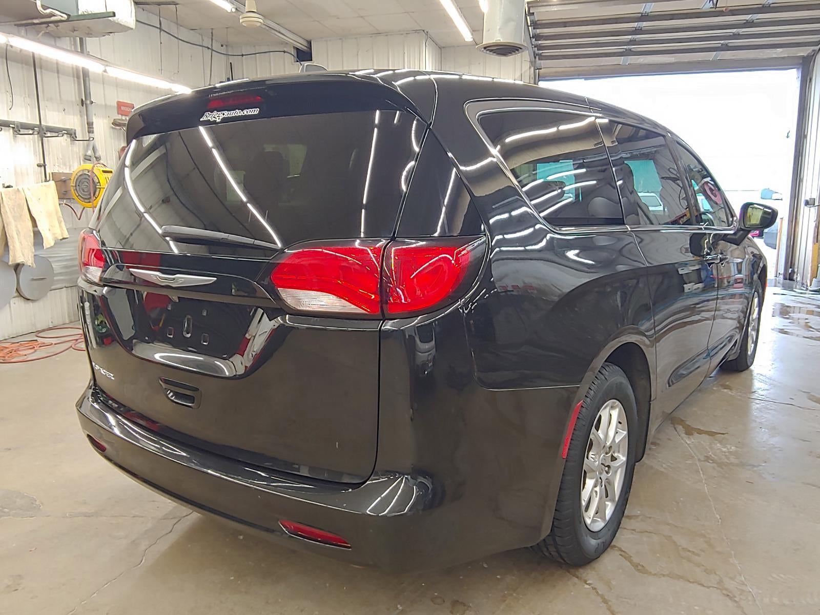 2022 Chrysler Voyager LX
