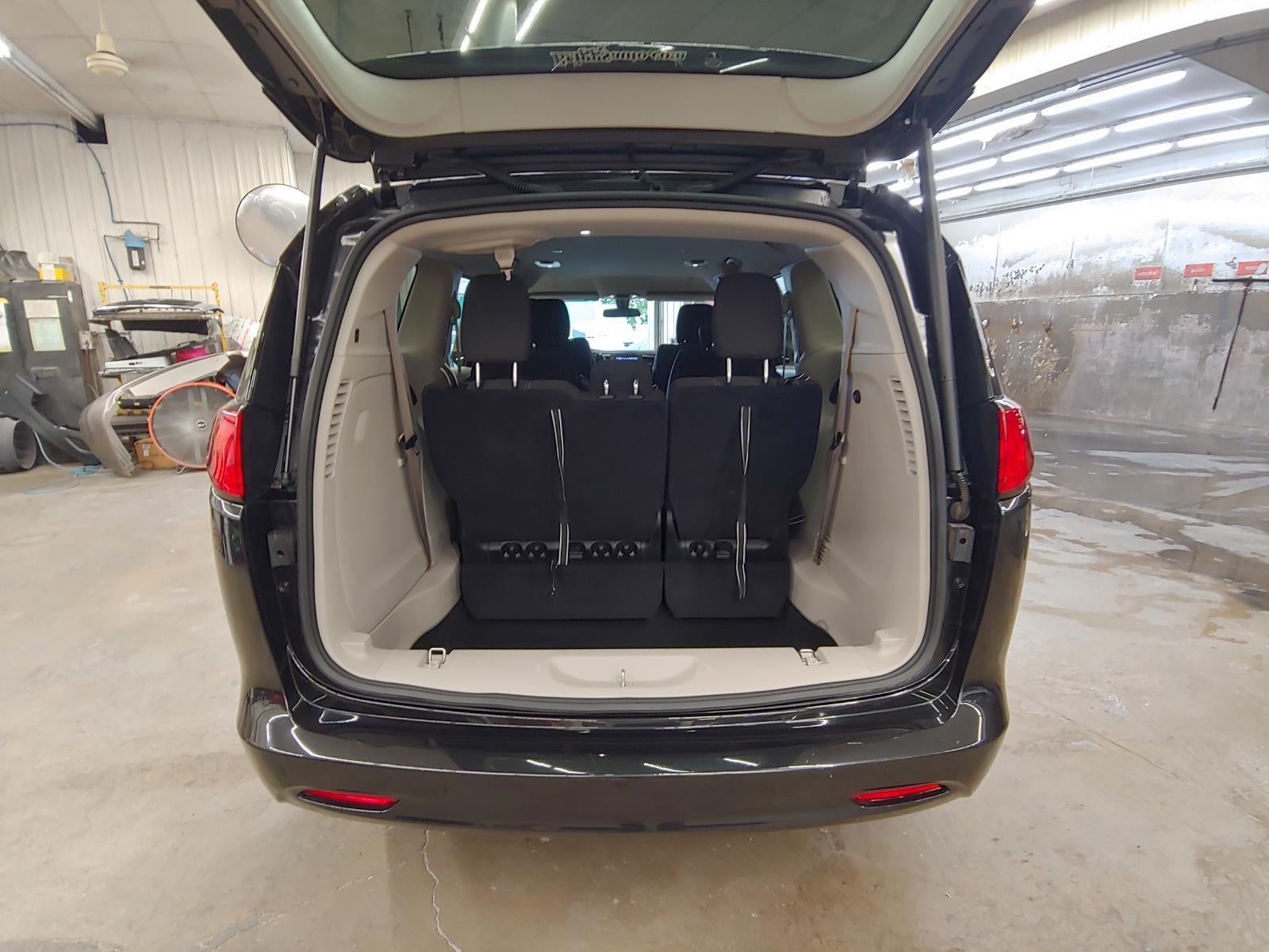 2022 Chrysler Voyager LX