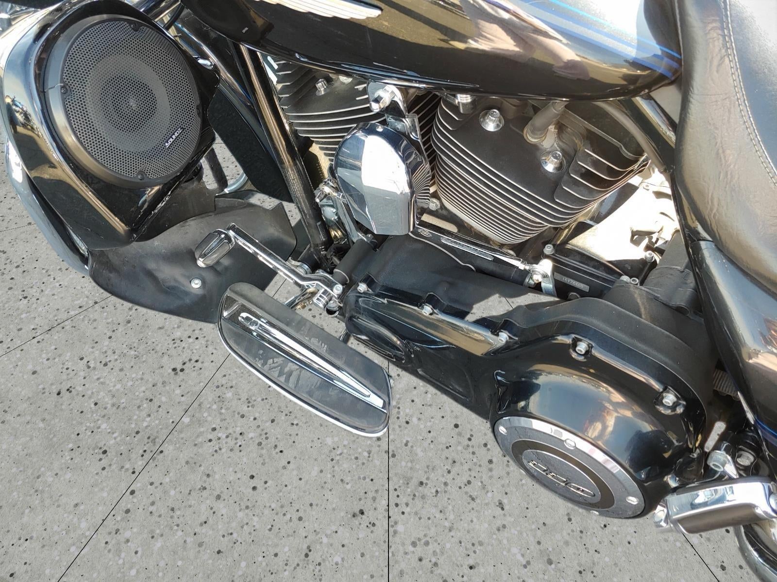 2013 HARLEY-DAVIDSON ROAD KING Base