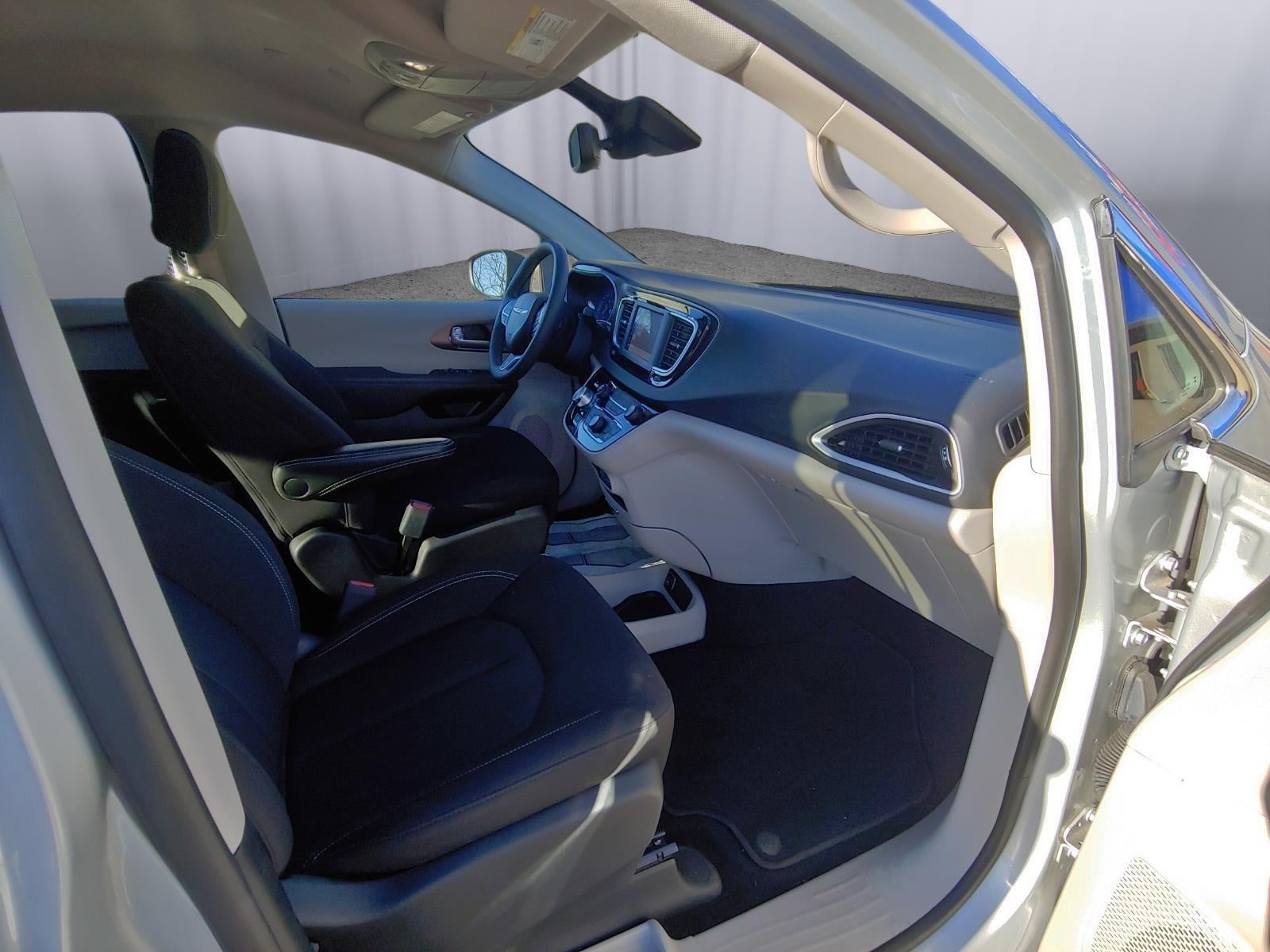 2024 Chrysler Voyager LX