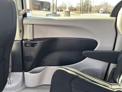 2022 Chrysler Voyager LX