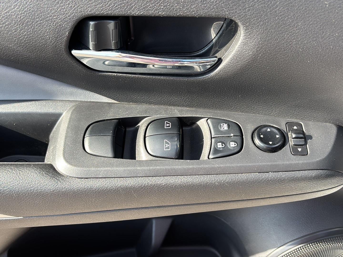 2022 Nissan Kicks SR