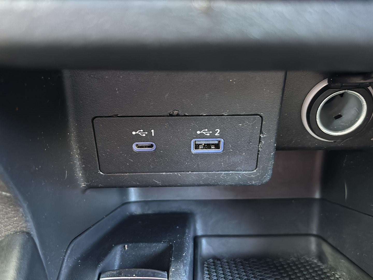 2022 Nissan Kicks SR